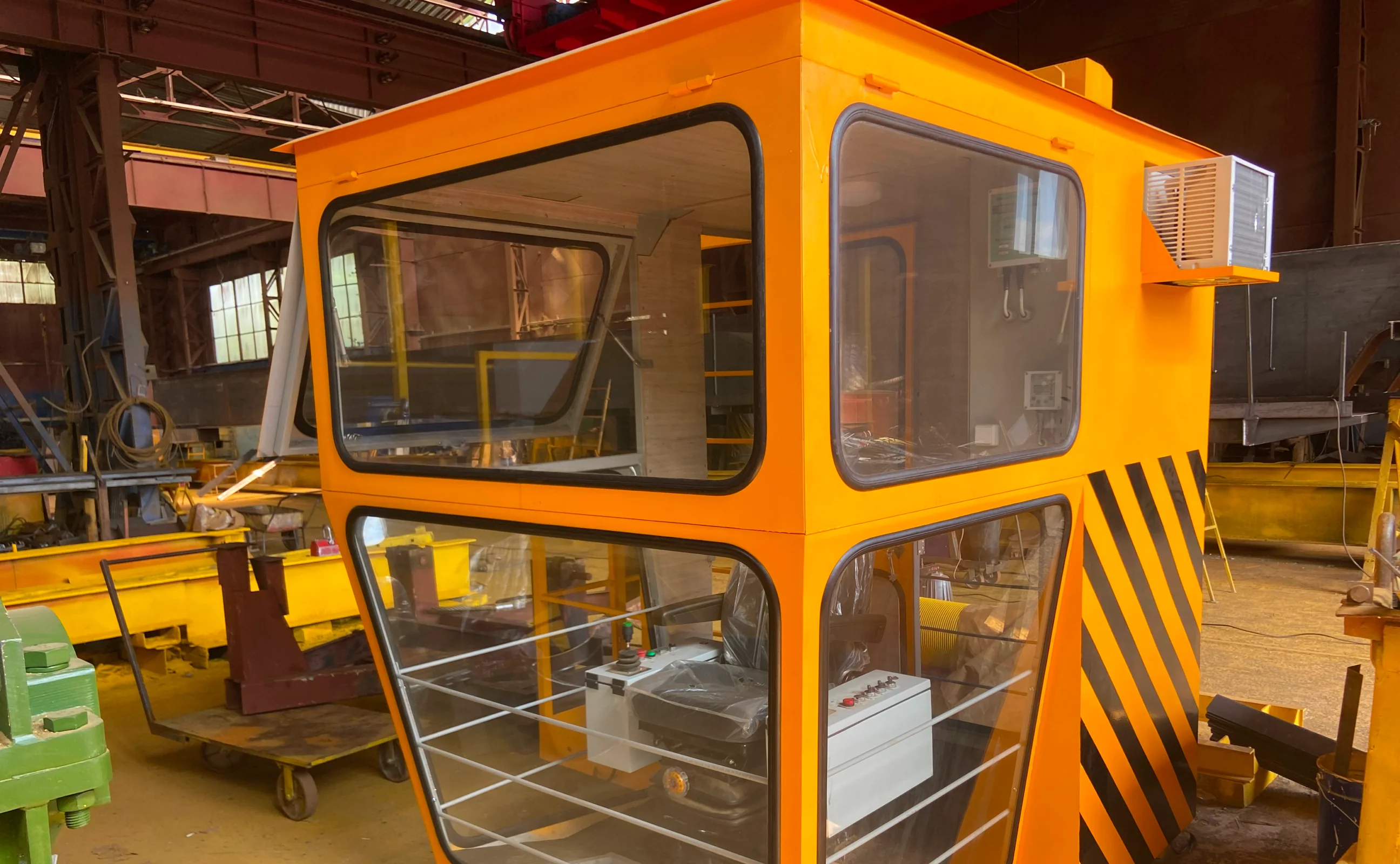 Фото 3 – Кабины крановые